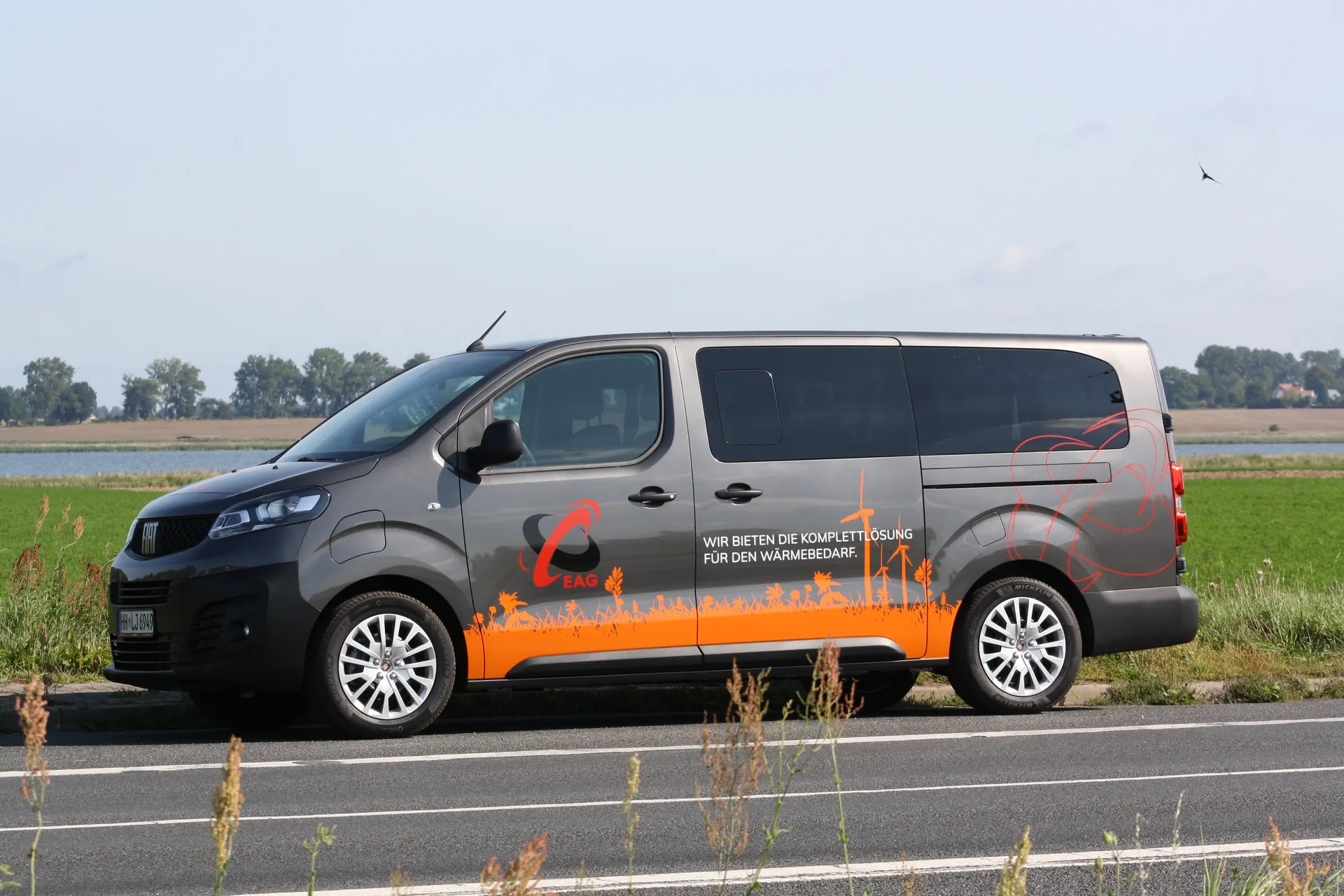 Elektrofahrzeug aus dem EAG-Fuhrpark mit Firmenbeschriftung
