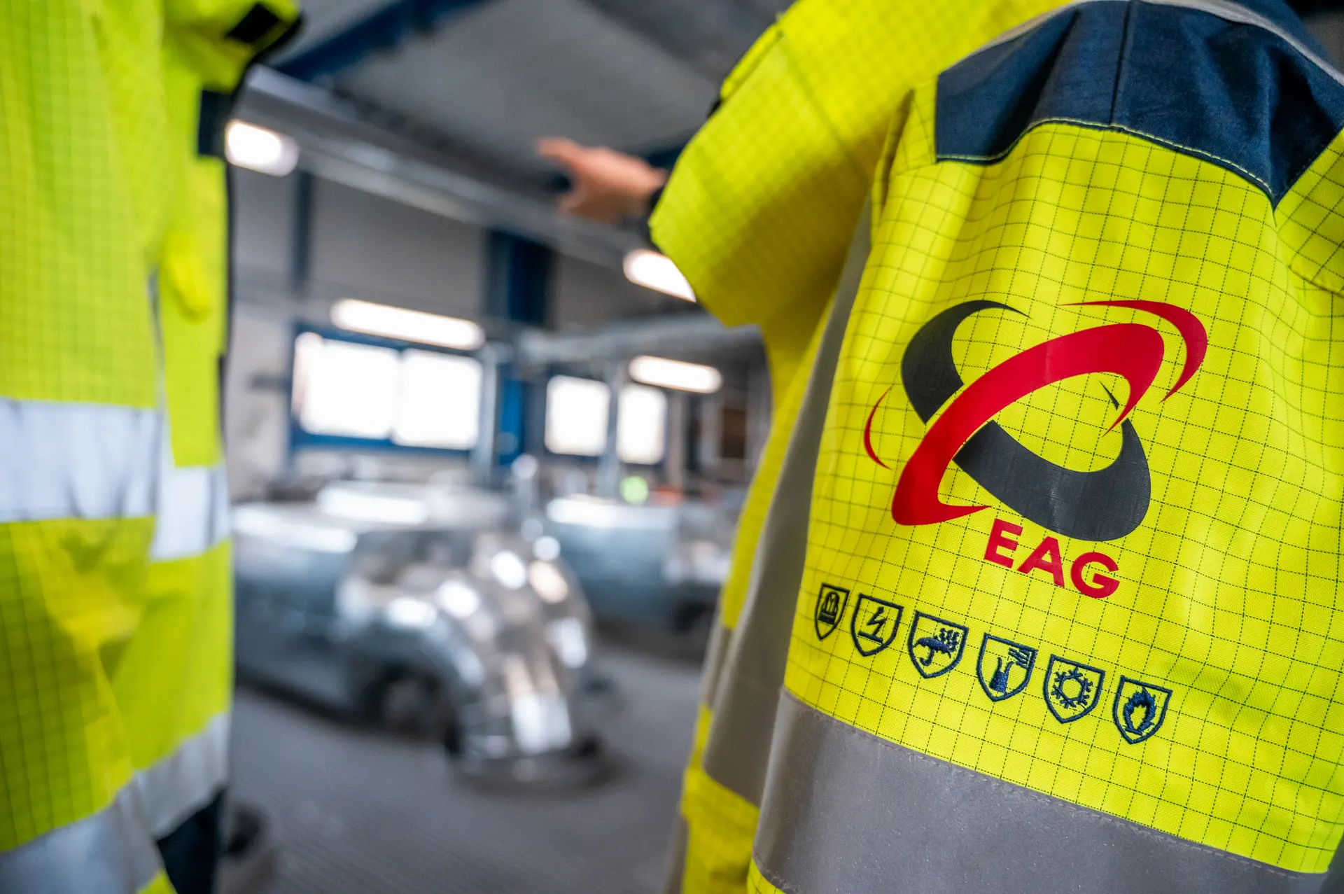 EAG-Mitarbeitende in Warnschutzkleidung in einer Anlage