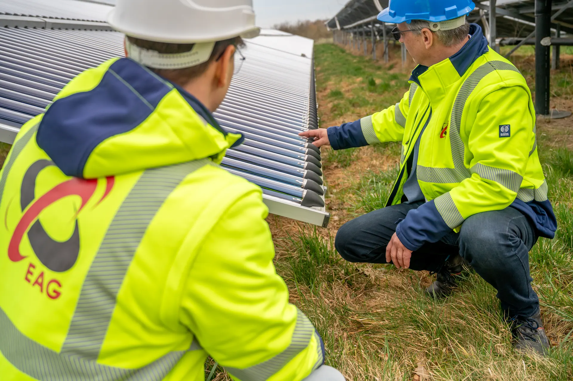 Zwei EAG-Mitarbeiter prüfen die Kollektoren einer Solarthermieanlage
